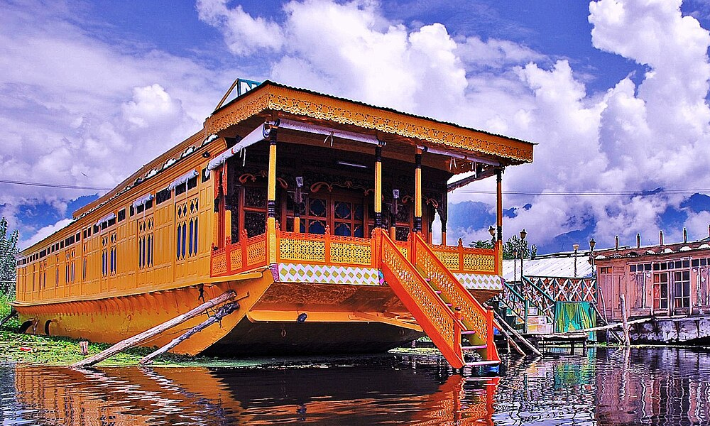 Dal Lake Srinagar – shikara ride and houseboat experience in Kashmir