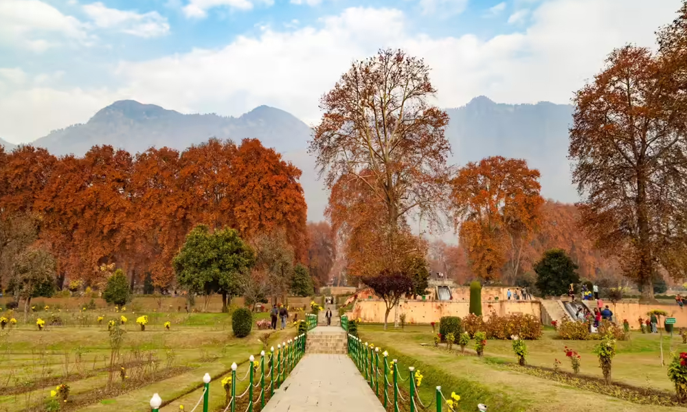 Shalimar Bagh Mughal garden Srinagar – Kashmir sightseeing package