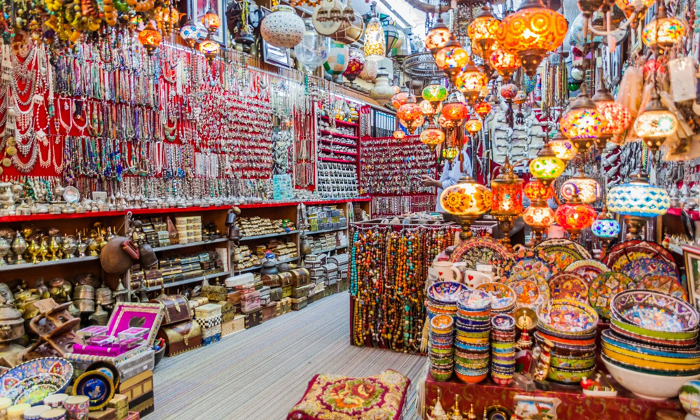 Jaipur bazaar with colourful handicrafts, textiles and traditional Rajasthani jewellery